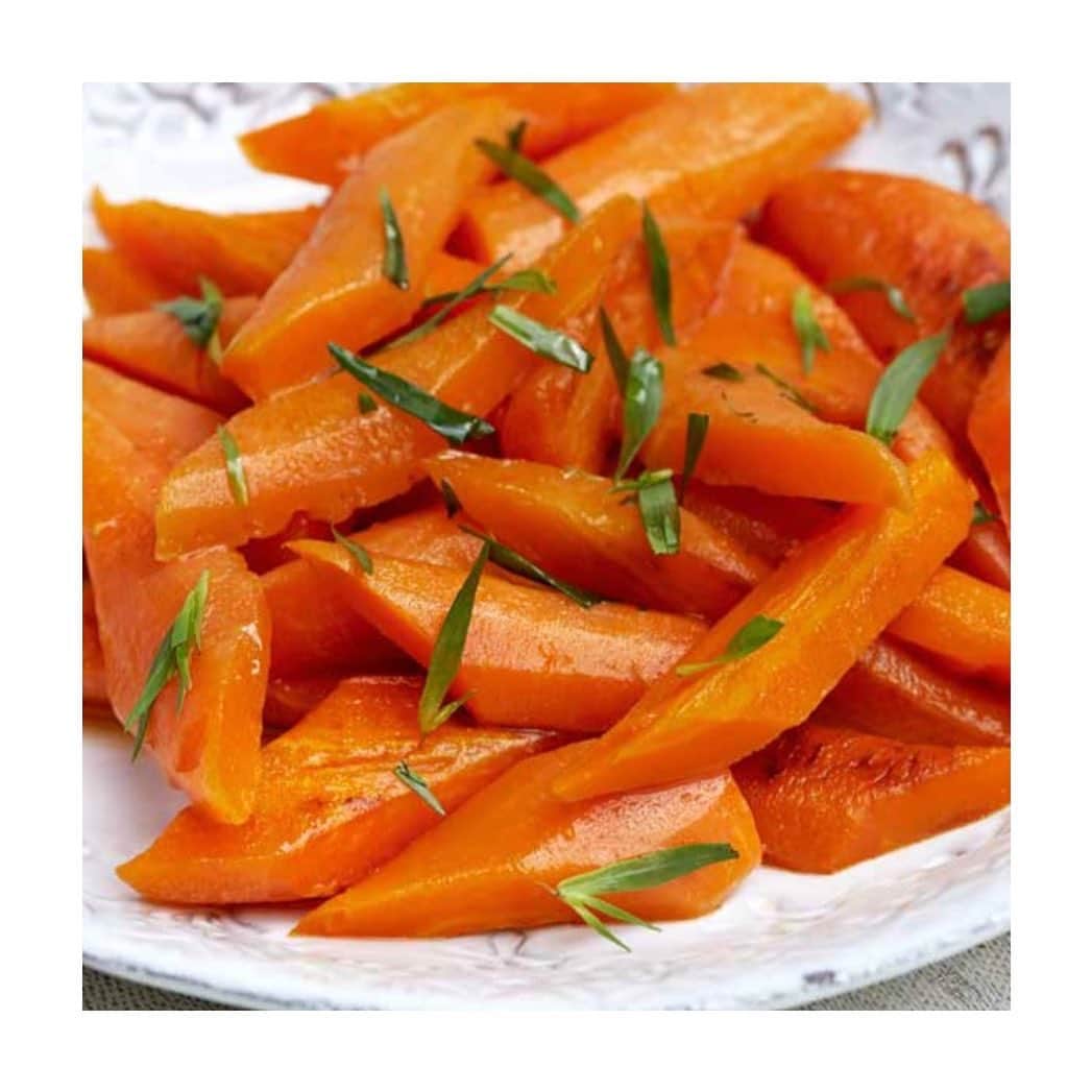 メアリー・マッカートニーのインスタグラム：「BUTTERY CARROTS WITH FRESH HERBS  Bursting with flavour and colour. The perfect side dish for family and friends x   SERVES 6  INGREDIENTS 500g carrots, cut into batons  80g butter (vegan) or 80ml olive oil pinch sea salt 100ml water (or enough to nearly cover the carrots in the pan)  squeeze of lemon juice 1 tablespoon finely chopped fresh herbs, such as tarragon, parsley, thyme or marjoram   METHOD Lay the carrot batons in a layer in a large frying pan or saucepan, one that has a lid. Add the butter (or oil), a pinch of salt and the water. Bring to the boil, cover and cook for about 7 minutes, or until the carrots are tender. Make sure the pan does not completely dry out; you may need to add a little more water from time to time.  When the carrots are just cooked, remove the lid and reduce the cooking liquid until thick enough to glaze the carrots – this should take around 4 minutes. Turn off the heat and drain away any excess liquid. Squeeze a little lemon juice over the carrots, followed by a scattering of fresh herbs. Mix together well, and serve.」
