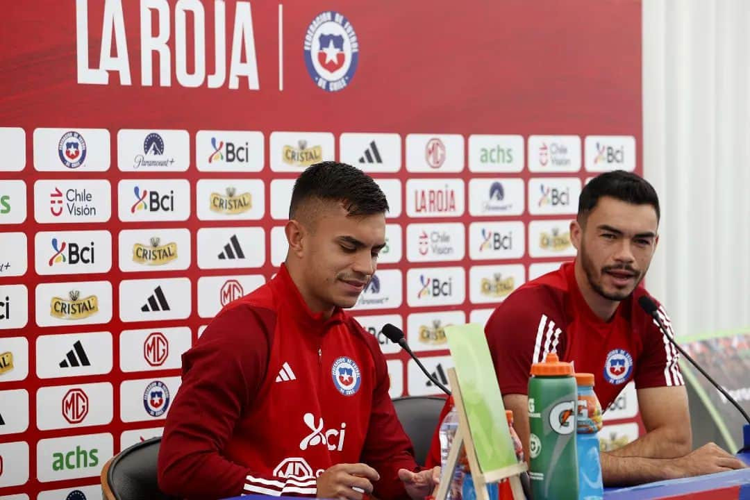 サッカーチリ代表チームさんのインスタグラム写真 - (サッカーチリ代表チームInstagram)「📽️ @gabrielalonso11 y @vpizarro8 participaron hoy en la conferencia de prensa previa al partido de mañana entre #LaRoja 🇨🇱 y Paraguay 🇵🇾.  🎤 Suazo: "Jugar a estadio lleno es muy importante, ojalá el público nos apoye y tenga un buen comportamiento".  🎤 Pizarro: "La Selección es todo. Junto a los más jóvenes debemos seguir el camino que nos han dejado los jugadores de más experiencia".  🟩 Ambos futbolistas, además, promocionaron la tarjeta verde junto a @futbolmascl, que tiene como misión que los asistentes respeten el himno rival y mantengan un buen comportamiento durante el encuentro".  🔗 Más detalles en LaRoja.cl  📷 Carlos Parra - Comunicaciones FFCH  #SomosLaRoja  #Dilenoalporompompon」11月16日 2時36分 - laroja