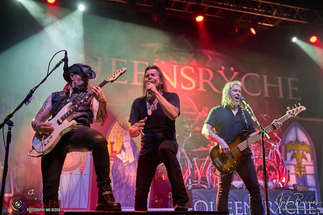 Queensrycheのインスタグラム：「Stoney, Todd and Eddie at The Plaza Live in Orlando Florida (photo credit Joel Barrios of @norrskenphotography) #queensryche #florida #mikestone #stoney #guitarist #toddlatorre #tlt #thevoice #eddiejackson #edbass #onetake #friends #friendship #goodtimes #rychersrule #bestfansever」
