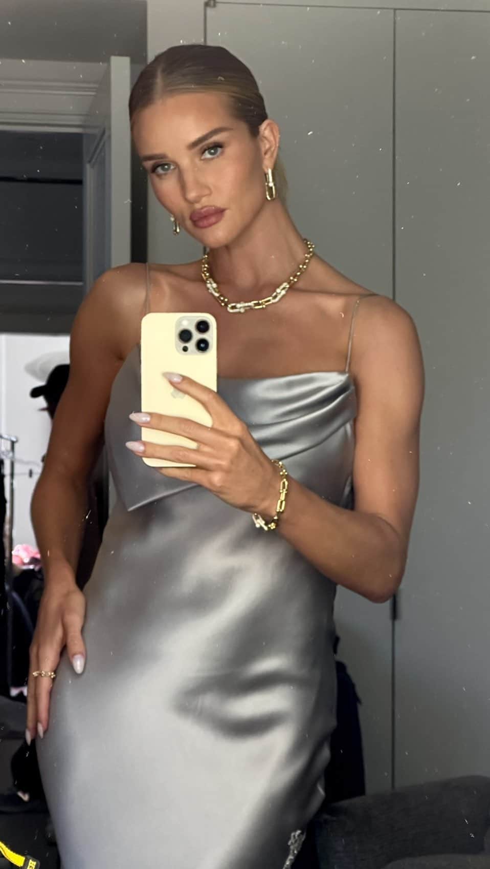 ロージー・ハンティントン＝ホワイトリーのインスタグラム：「#AD Embody the powerful spirit of Tiffany HardWear. Bold gauge links contrast with round brilliant diamonds in a nod to New York City, the collection’s inspiration. #ATiffanyHoliday #TiffanyHardWear #TiffanyAndCo」