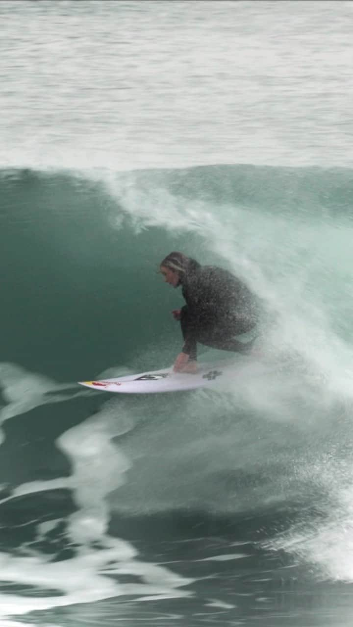 ニクソンのインスタグラム：「Consider this wave TOASTED.   Team rider @caitysimmers fires one off for her latest film, “Bell Jar” from @toastedmedia760. Hit the link in our bio to watch the full film.」