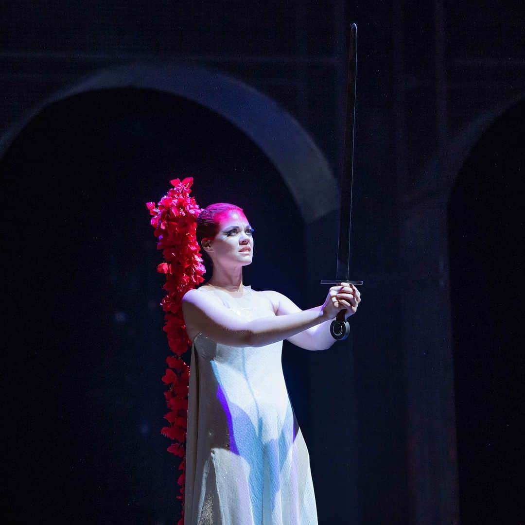 ステファンローランのインスタグラム：「THE MAGIC FLUTE AT THE THEATRE DES CHAMPS ELYSEES  Tamina & Tamino - Die Zauberflöte   Costumes : Stéphane Rolland et Pierre Martinez Mise en Scène : Cédric Klapisch   Théatre des Champs Elysées  15 Avenue Montaigne  Paris  #StephaneRolland #HauteCouture」