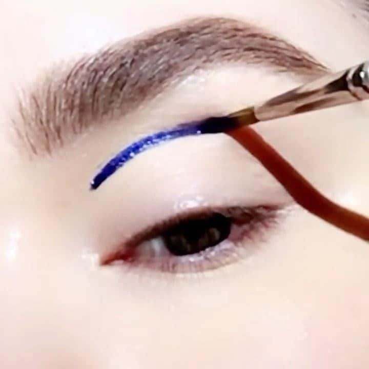 パット・マグラスのインスタグラム：「BLITZ INTO THE BLUE 💙💙💙 CAPTIVATE with this season’s most scintillating limited-edition treasure — #patmcgrathlabs’ DARK STAR 006 V4: BLITZ SAPPHIRE. Drench your eyes in otherworldly opulence 💫💫💫 #TurnYourEyesOn - EXCLUSIVELY at PATMcGRATH.COM  💙STARRING💙 DARK STAR 006 V4 Blitz Sapphire Eye Shadow (Blackened Sapphire with Bright Blue Sparkling Pearls) Cyber Electric Eye Gloss (Translucent with Cerulean Sparkling Pearls)」