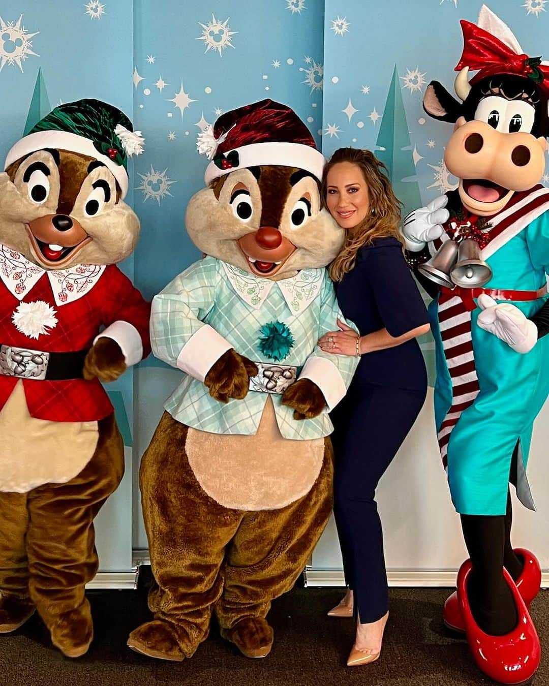 シェリル・バークのインスタグラム：「Wow things are getting real festive over at @iheartradio & @ktla5news 🎄 who else is getting in the festive mood?! @mariahcarey is already on blast in my house 🥰❤️」