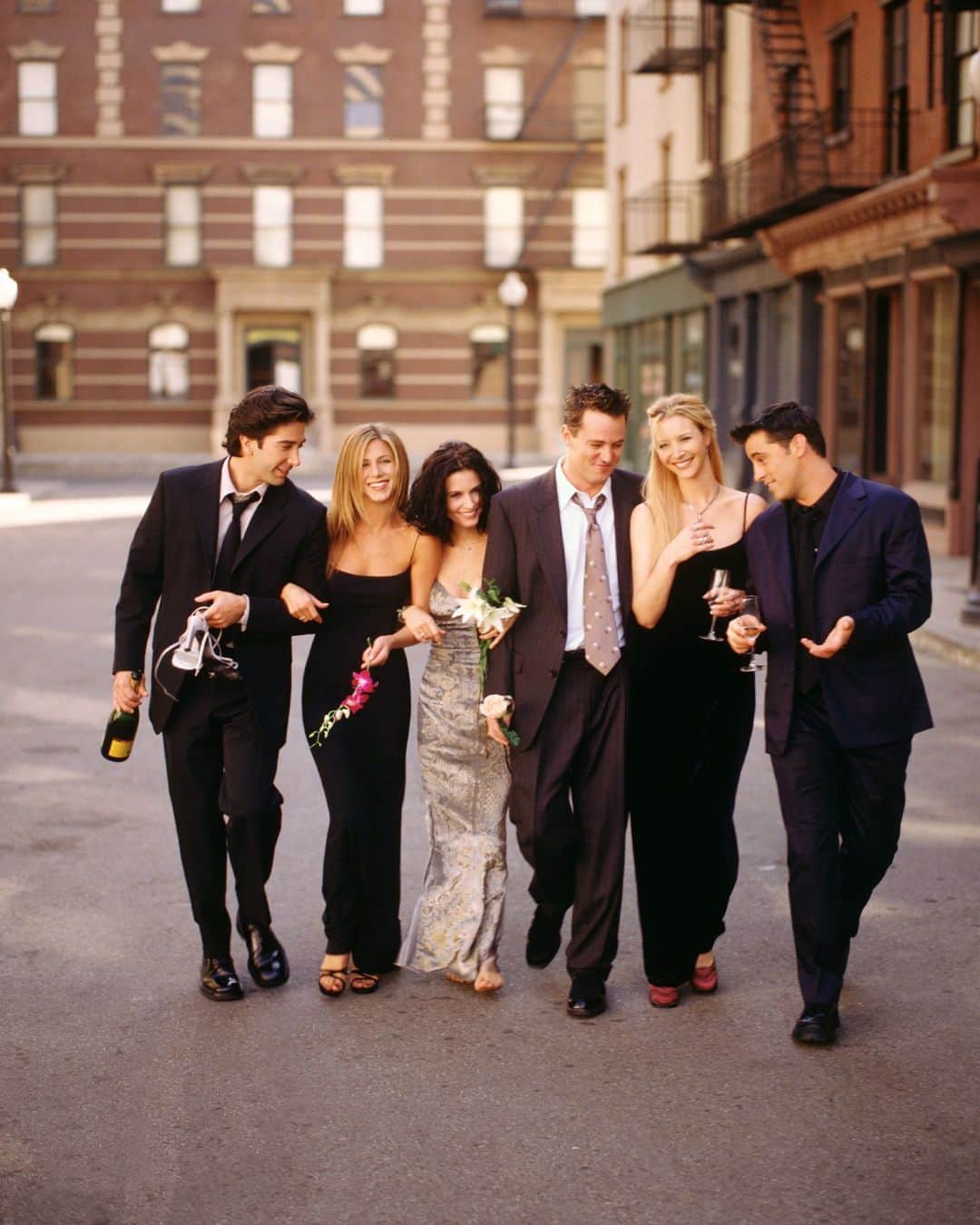 マリクレールのインスタグラム：「“You had heart. Which you were generous with, and shared with us, so we could create a family out of six strangers.”  Matthew Perry’s ‘Friends’ co-stars are sharing personal tributes to the late actor, who passed away suddenly on October 28. Tap the link in bio to read some of the heartfelt messages from Jennifer Aniston, David Schwimmer, and more. photo: @gettyimages」