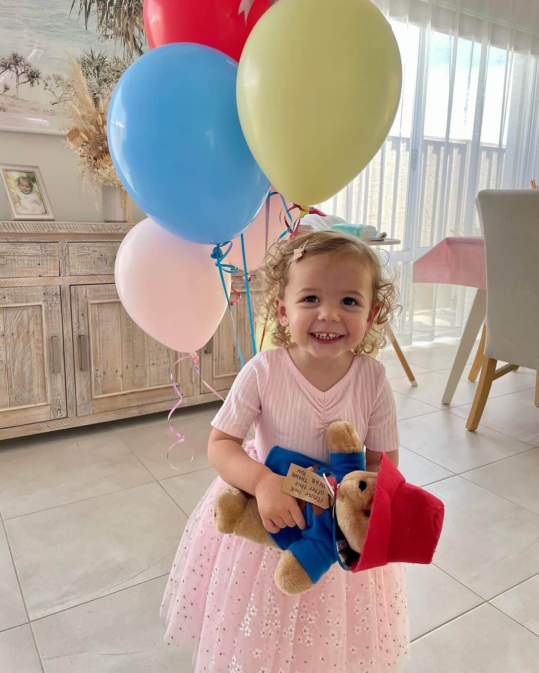 Paddington Bearのインスタグラム：「There's no better way to celebrate turning 2, than with Paddington himself! 🐻🎉🎂   📸 @kristy.backman」