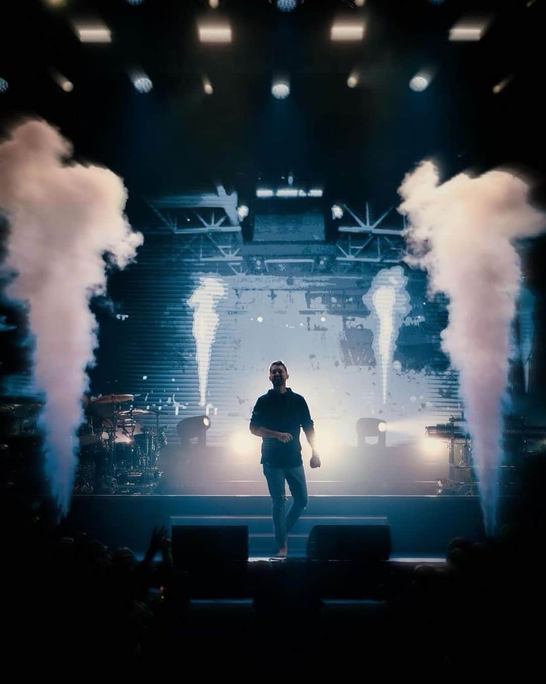 ブルット・ヤングのインスタグラム：「Wrapping up the last few shows of the year! // What cities should we hit in 2024?  📷: @frstrr @handorrison @wisslerstudios」