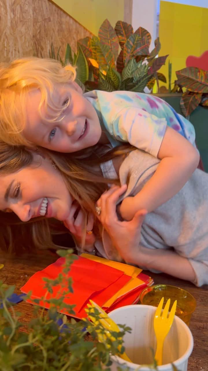 アレクサンドラ・フェルステッドのインスタグラム：「AD Well this was FUN! 🥳 We were invited along to the Play-Doh Restaurant of Imagination, a first-of-its-kind dining experience which turned our Play-Doh creations into real-life meals and it was such a lovely morning. There was so much to do and keep Wolfie entertained and as a fairly picky eater this really helped spark his imagination through the Busy Chef’s Restaurant play-set!    The Busy Chef’s Restaurant play-set lets kids feel like they’re running their own restaurant as they create, customise, and share amazing Play-Doh food creations - Wolfie loved putting his “PLAY-DOH food” together, his little concentration face just melts me!    I highly recommend checking this out for kiddies whose imaginations often run wild, you can pick up your own Busy Chef’s Restaurant play-set on Amazon, check out the link in my stories🍴🍕」