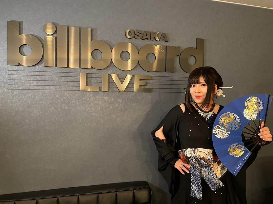 鈴華ゆう子さんのインスタグラム写真 - (鈴華ゆう子Instagram)「Billboard Live Osakaありがとうございました！ 2ステージとも平日にも関わらず沢山のお客様にお越しいただき、大変盛り上がり感無量です。 イギリス、マレーシア、ニューヨーク、中国など海外からのお客様もいらっしゃりとても嬉しかったです！ 1人もお客様が居なかった日のことを思い出しながら、ふと涙が溢れそうでした。 私の歌がほんの僅かでも誰かの光となれますように。 ずっと、うたいびとであり続けたいと思います。 またライブでお会いしましょう！   #鈴華ゆう子 一緒にライブを盛り上げてくれた素晴らしいバンドメンバー ピアノ @tamamihirota  ドラム @yeongkwi_lee ベース @shinjihasuike   #billboard_live_osaka  @billboardlive_osaka」11月16日 2時46分 - yuko.suzuhana