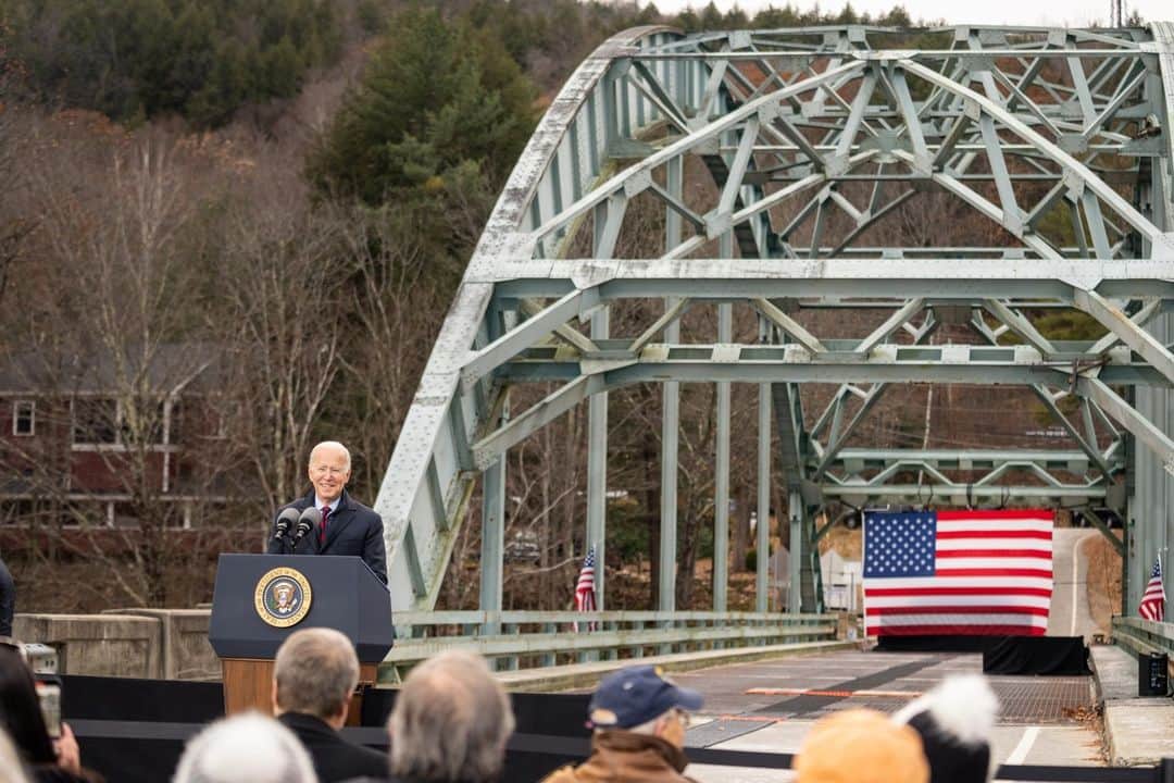 The White Houseさんのインスタグラム写真 - (The White HouseInstagram)「Two years ago, President Biden signed the Bipartisan Infrastructure Law.  Since then, we’ve broken ground on projects to: 🛣️Rebuild roads and bridges 🚰Deliver clean and safe water 💻Expand access to high-speed internet 🔌Build a clean energy economy 🏗️And more」11月16日 4時00分 - whitehouse