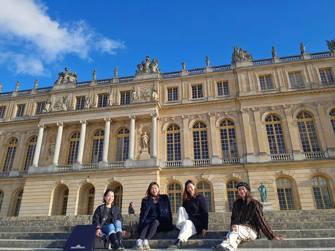 杉山由紀子のインスタグラム：「📍ヴェルサイユ宮殿(Paris)  中庭も素敵だった💓 紅葉がいいかんじで🍁 🌞とのコラボがやばすぎた👏✨ 本当いろんな想いが巡る時間でした✨  ヴェルサイユ宮殿の中庭にあった ガレットも美味しかったよ💓  #travel #trip #旅行 #旅女 #旅 #女子旅 #フランス #Paris #パリ #ヨーロッパ #ヨーロッパ旅行 #ヴェルサイユ宮殿 #chateaudeversailles #ガレット」