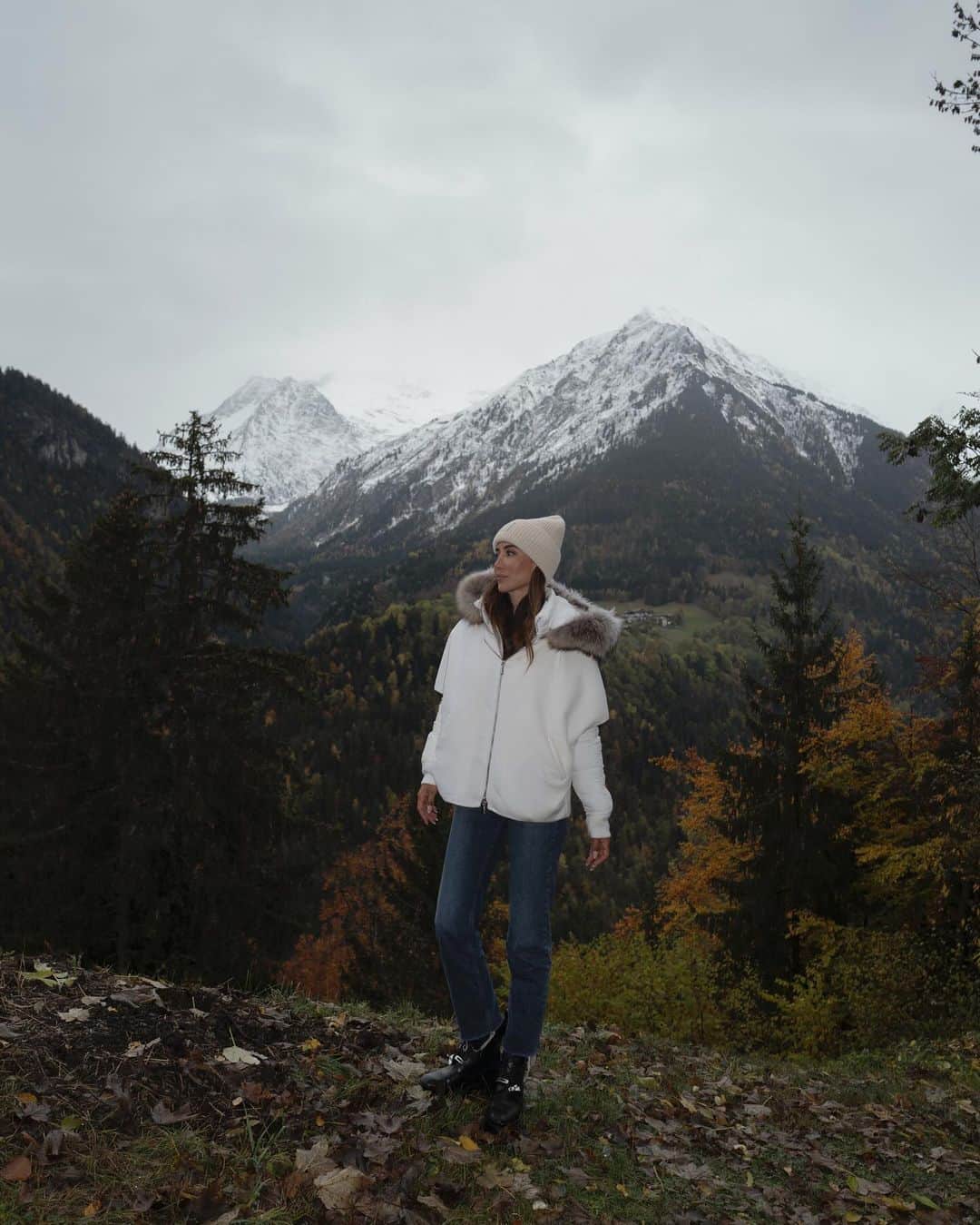 Tamara Kalinicさんのインスタグラム写真 - (Tamara KalinicInstagram)「No snow yet, but added perfect touch of white with my new @moorer_official coat #MooRER Ad」11月16日 2時51分 - tamara