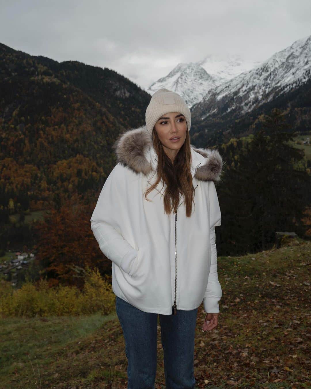 Tamara Kalinicのインスタグラム：「No snow yet, but added perfect touch of white with my new @moorer_official coat #MooRER Ad」