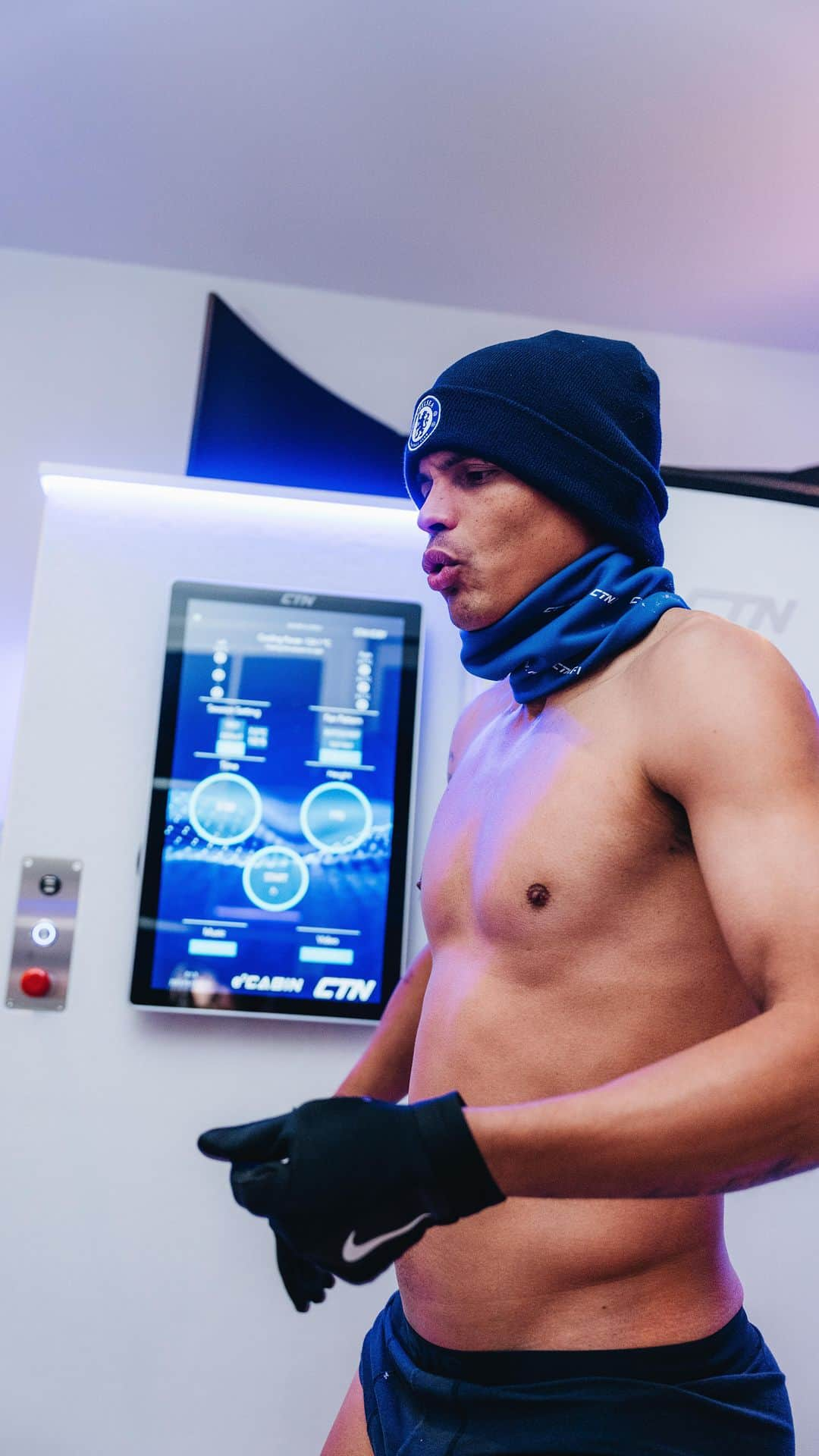 チアゴ・シルヴァのインスタグラム：「Recharging the body and mind in the e°CABIN by CTN. The ultimate recovery experience with advanced whole body cryotherapy.   For more information on CTN’s advanced recovery denies visit CTN.FI 🔋」