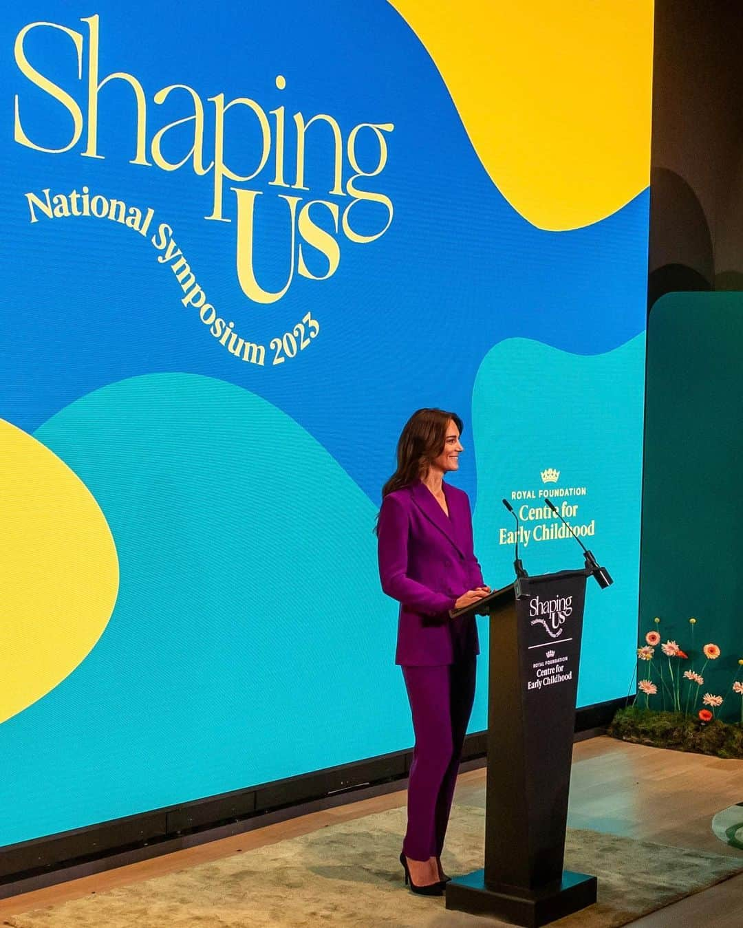 ウィリアム（ケンブリッジ公）のインスタグラム：「A key milestone for the Centre for Early Childhood at the #ShapingUs National Symposium.   Today we brought together an influential cross-disciplinary group of leaders and experts with the shared endeavour of understanding how we lay foundations for happier, healthier lives, and, in turn, build a stronger and more nurturing world. Thank you to everyone that joined us.   This work, learning from child and adult specialists globally, is focused on the most important social and emotional life skills people need to thrive in the modern world – the foundations of which are laid in early childhood but continue to grow beyond it.  These are the skills for life that are fundamental to our future health and well-being, influencing everything from our ability to form positive relationships, to our capacity for learning and working, our ability to cope with adversity and our physical and mental health.」