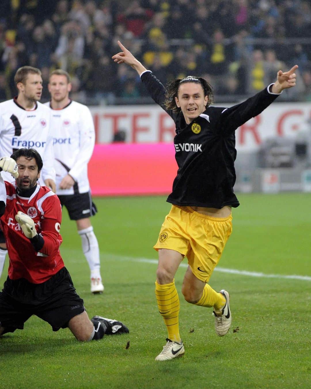ボルシア・ドルトムントのインスタグラム：「OTD: Neven Subotić scored a brace in a 4-0 win over Eintracht Frankfurt ⏮️🤩」
