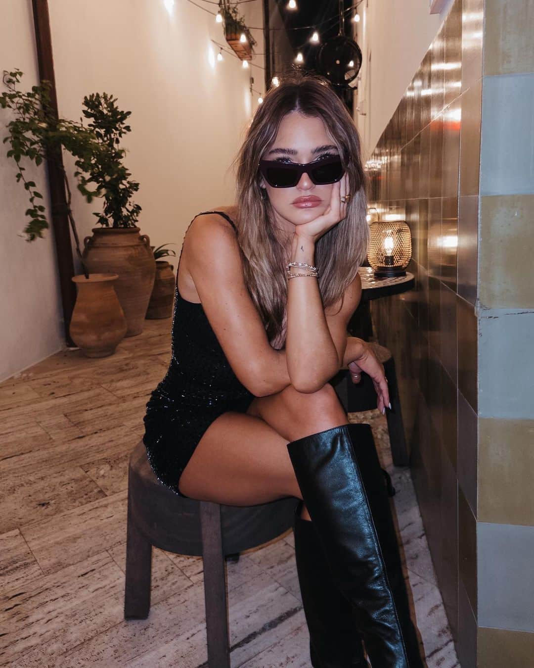 ヴェール・ゲンタさんのインスタグラム写真 - (ヴェール・ゲンタInstagram)「Sometimes all you need is a new perspective … night out w @sunglasshut 🕶️🖤 #SunglassHutStyle  #Shadesofholiday #SunglassHutPartner」11月16日 2時54分 - valegenta