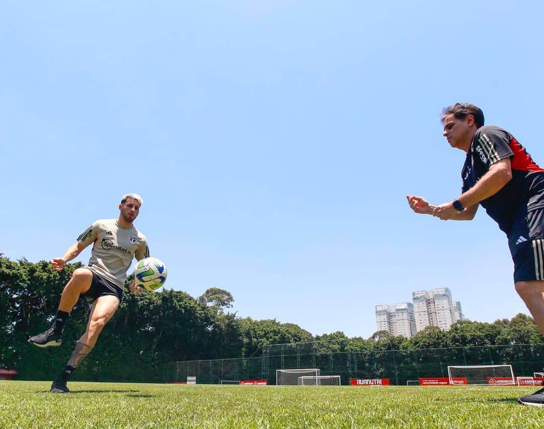 São Paulo FCのインスタグラム：「😀 Olha quem treinou no gramado!  @jocalleri trabalhou no campo com a fisioterapia, dando sequência ao processo de recuperação de cirurgia no tornozelo direito.  #VamosSãoPaulo 🇾🇪  📸 Miguel Schincariol / saopaulofc」