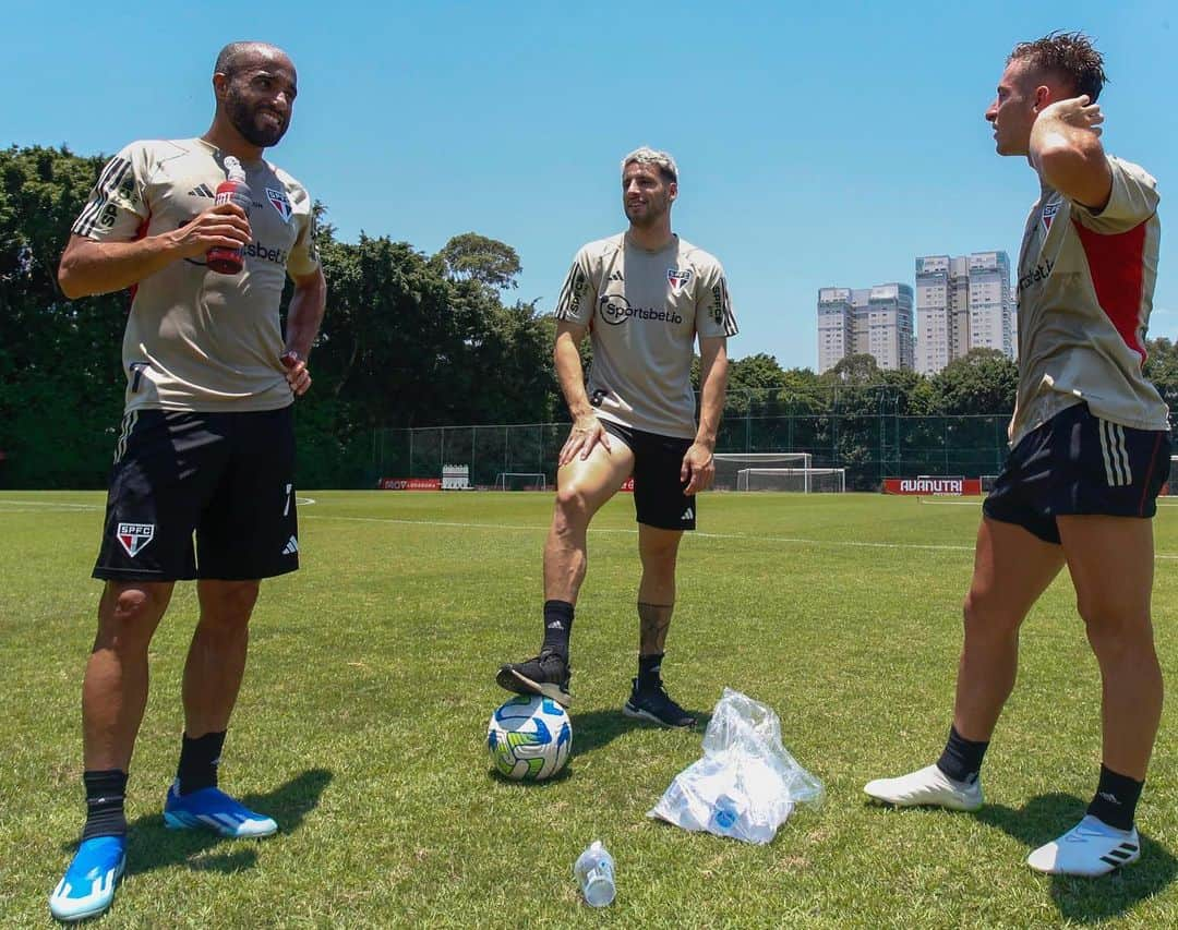 São Paulo FCさんのインスタグラム写真 - (São Paulo FCInstagram)「😀 Olha quem treinou no gramado!  @jocalleri trabalhou no campo com a fisioterapia, dando sequência ao processo de recuperação de cirurgia no tornozelo direito.  #VamosSãoPaulo 🇾🇪  📸 Miguel Schincariol / saopaulofc」11月16日 2時58分 - saopaulofc