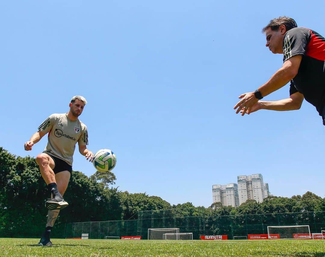 São Paulo FCさんのインスタグラム写真 - (São Paulo FCInstagram)「😀 Olha quem treinou no gramado!  @jocalleri trabalhou no campo com a fisioterapia, dando sequência ao processo de recuperação de cirurgia no tornozelo direito.  #VamosSãoPaulo 🇾🇪  📸 Miguel Schincariol / saopaulofc」11月16日 2時58分 - saopaulofc