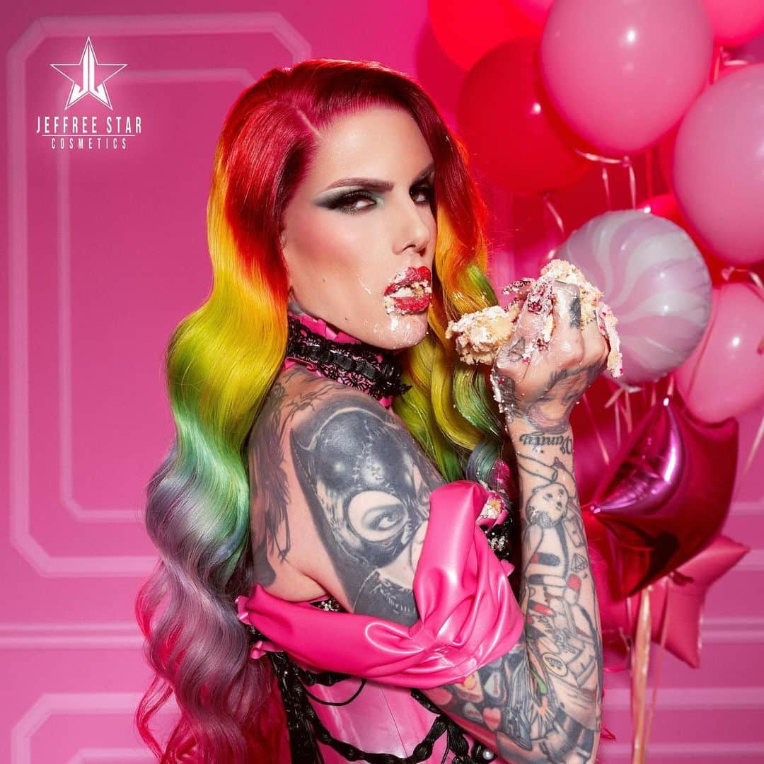 Jeffree Star Cosmeticsのインスタグラム：「The new iconic #SCORPIO Palette & Collection is NOW LIVE!!! 🦂💖🎉 HAPPY BIRTHDAY!!! 🎉 link in my bio!!!!!  #jeffreestarcosmetics #makeup #happybirthday #shinytrap」