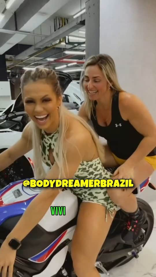 Vivi Winklerのインスタグラム：「Deixe sua mensagem de força pra Vivi 😭♥️  🤡 @bodydreamerbrazil @viviwinkler  #lifestyle #vidasaudavel #memesmaromba」