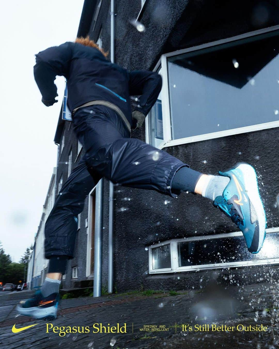 The Run Dept.さんのインスタグラム写真 - (The Run Dept.Instagram)「Get out there and get after it in the water-repellent and insulated Pegasus Shield ❄️✨  Running in the colder months is special for Theo: “When the weather’s miserable and I still run, the feeling I get back is amazing.”   The Pegasus Shield will help you stay warm and dry as you explore the magic of running in the elements. 🔗 in our bio.」11月16日 3時00分 - nikerunning