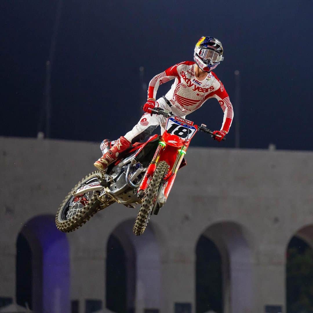 Racer X Onlineのインスタグラム：「Ready to see the next new chapter of @jettson18 vs. @kenrozen94? What about @cooperwebb2 after more time on the Yamaha? @hunterlawrence on the 450 Honda? @joshimoda in his Honda debut vs. @tomvialle28 in his supercross homecoming? It’s all happening this weekend in Paris and you can watch it live on mxgp-tv.com for just €12.99 (less than $15) ➡️ Link in the story @mxgp @supercross_de_paris 🇫🇷」