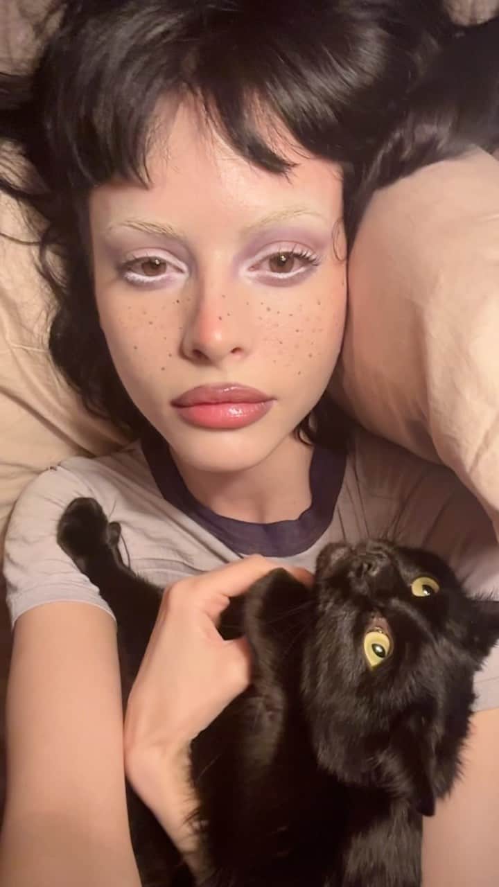シャーロット・ケンプ・ミュールのインスタグラム：「Been subjecting myself to hyper-juxtaposition from hentai, weapon’s dealers, pop memes, transhuman science, cute animals and CIA psy-ops. No one seems to find that jarring anymore and that in itself is jarring.  Perhaps the internet is the great equalizer where war crimes and cat videos collide in a numbing plasma of supernormal stimuli.  Is the human race irreversibly ADHD as a result of tech?  Or is post-contextual-anesthetization the next phase of evolution?   One thing is for sure, certain compositions of music will always bring me back to an anchor of mammalian nostalgia and mycelial interconnectedness.   #Anti-NihilismHarmonics」