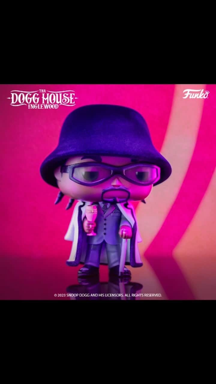 スヌープ・ドッグのインスタグラム：「The award goes to...hold up. Fur coat? Check. Cane? Check. Chalice? Check. Now Pop! Snoop Dogg can present in his full 2002 BET Awards outfit. His fur coat is flocked with a velvety texture—a first for Pop! Snoop Dogg. Shop this item exclusively at Tha Dogg House 11/17」