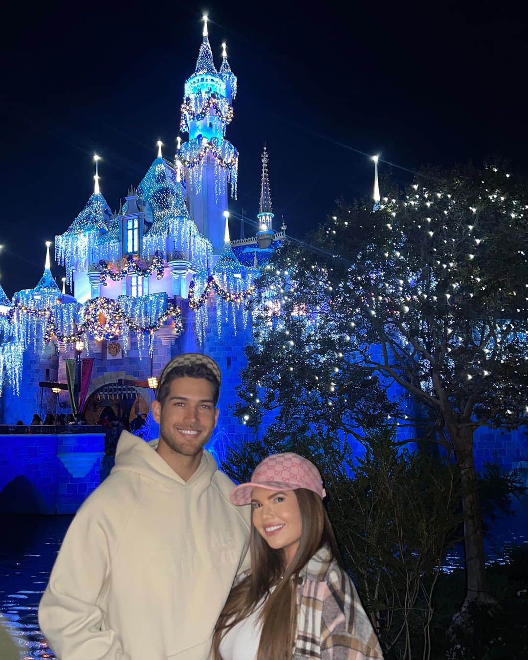 シャネル・ウエスト・コーストさんのインスタグラム写真 - (シャネル・ウエスト・コーストInstagram)「Most magical day @disneyland w/ my besties 🤗💕 Fave 1-10?」11月16日 3時03分 - chanelwestcoast