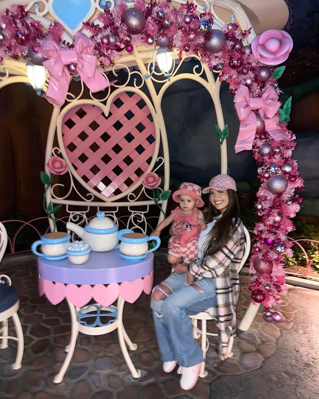シャネル・ウエスト・コーストさんのインスタグラム写真 - (シャネル・ウエスト・コーストInstagram)「Most magical day @disneyland w/ my besties 🤗💕 Fave 1-10?」11月16日 3時03分 - chanelwestcoast