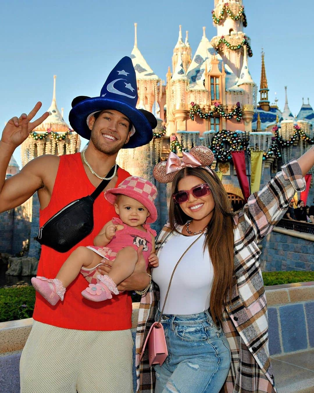 シャネル・ウエスト・コーストのインスタグラム：「Most magical day @disneyland w/ my besties 🤗💕 Fave 1-10?」