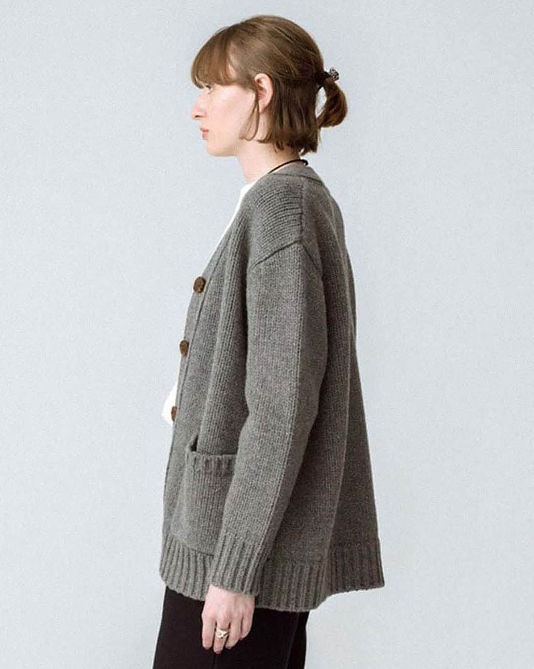 デミリーのインスタグラム：「Obioma Cardigan in Heather Grey—a classic, grandpa style V-neck cardigan in super-chunky merino wool. Perfect as a sturdy knit outerwear piece, great for layering! 📸 via @ronhermanjp」