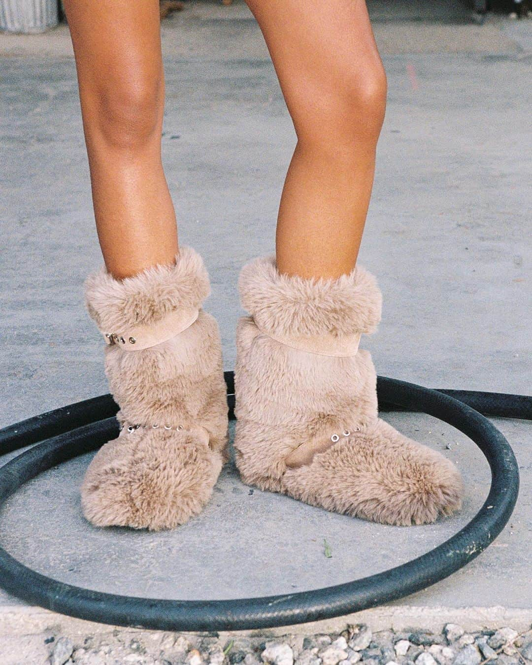 ジェフリー・キャンベルさんのインスタグラム写真 - (ジェフリー・キャンベルInstagram)「Boots with the furrrr 😎  Photog / style @alanna_35mm Model @dom.maree Makeup @mudhoneyy Lighting @zane.plaster Video/Assist @ashleytankrifle」11月16日 3時19分 - jeffreycampbell