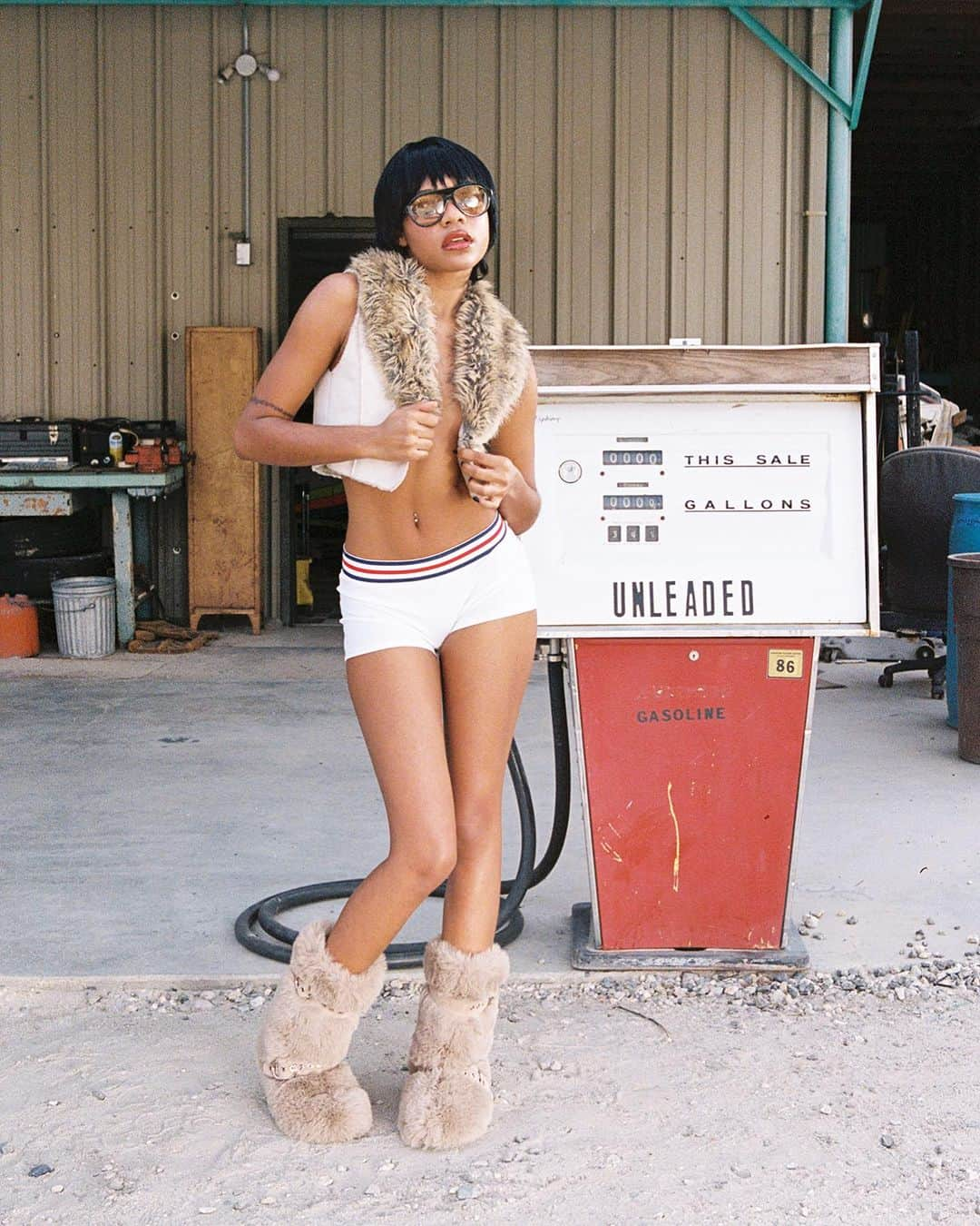 ジェフリー・キャンベルのインスタグラム：「Boots with the furrrr 😎  Photog / style @alanna_35mm Model @dom.maree Makeup @mudhoneyy Lighting @zane.plaster Video/Assist @ashleytankrifle」