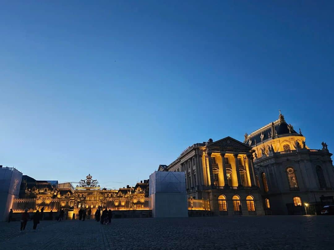 杉山由紀子のインスタグラム：「📍ヴェルサイユ宮殿(Paris)  夜のヴェルサイユ宮殿もライトアップが素敵💓  これでも抜粋しましたが(笑) かなりの量になってしまいました!!  本当に行けてよかった✨ Parisへ行ったら絶対行ってほしいスポットです👌  お付き合いありがとうございます☺️ さぁ次はなにをあげようかな✨  #travel #trip #旅行 #旅女 #旅 #女子旅 #フランス #Paris #パリ #ヨーロッパ #ヨーロッパ旅行 #ヴェルサイユ宮殿 #chateaudeversailles」