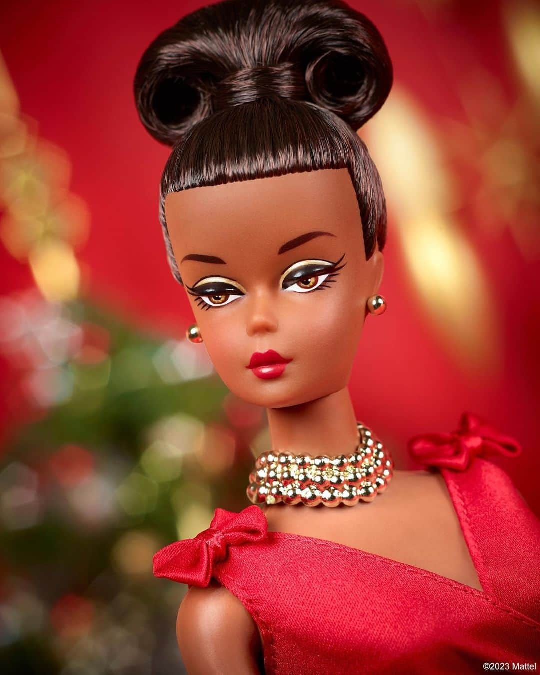 バービーさんのインスタグラム写真 - (バービーInstagram)「Come home for the holidays in festive fashion with Barbie ✨🎁 Unwrap a vintage-inspired surprise every day of the season with the 12 Days of Christmas Barbie doll!」11月16日 3時18分 - barbie