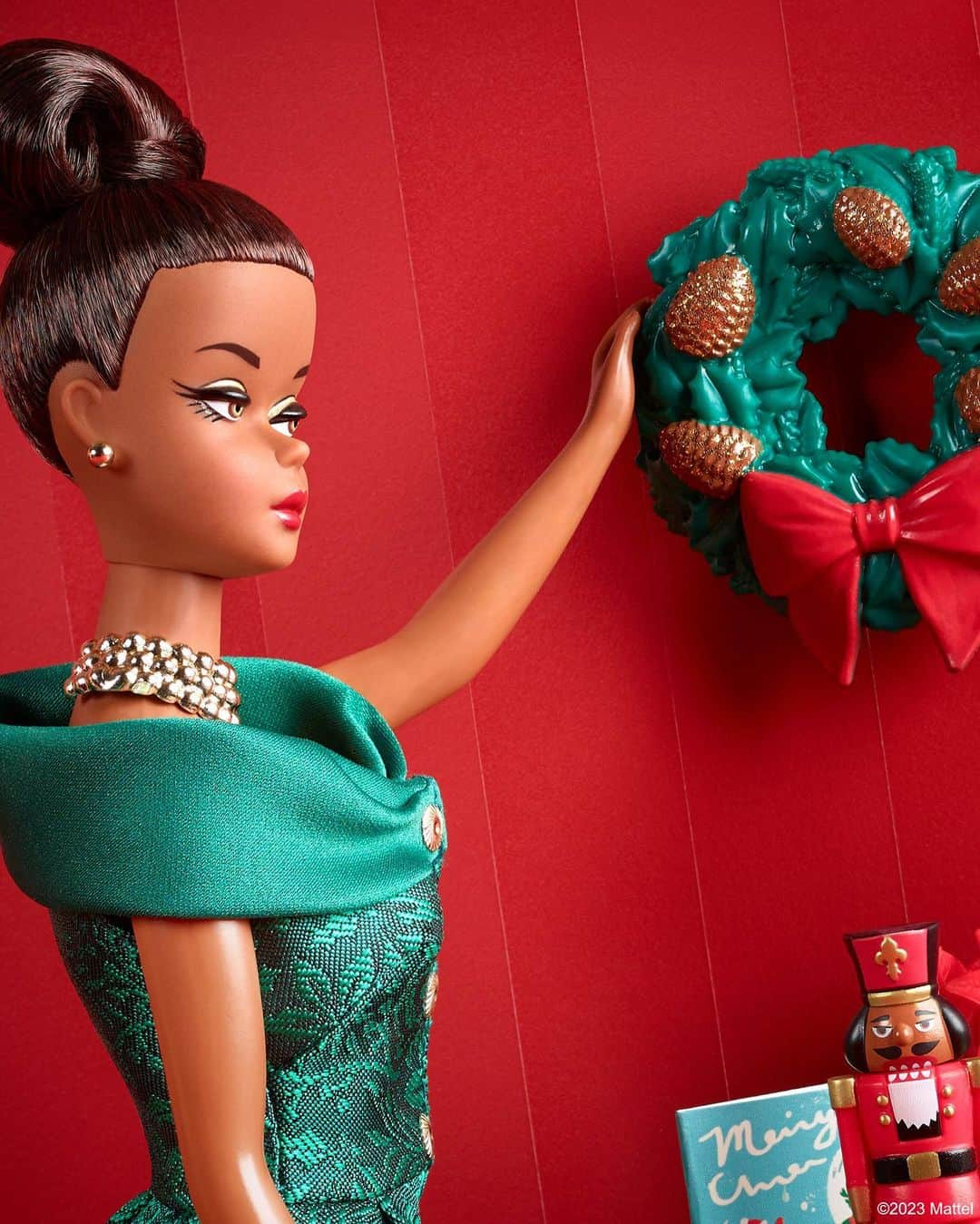 バービーさんのインスタグラム写真 - (バービーInstagram)「Come home for the holidays in festive fashion with Barbie ✨🎁 Unwrap a vintage-inspired surprise every day of the season with the 12 Days of Christmas Barbie doll!」11月16日 3時18分 - barbie