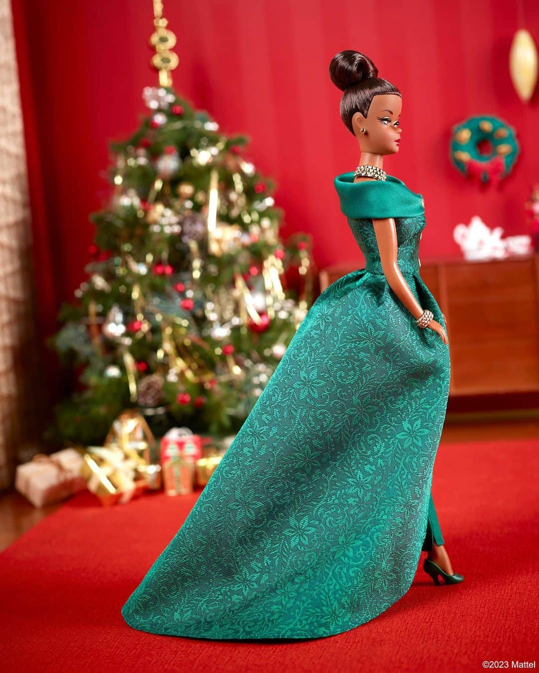 バービーさんのインスタグラム写真 - (バービーInstagram)「Come home for the holidays in festive fashion with Barbie ✨🎁 Unwrap a vintage-inspired surprise every day of the season with the 12 Days of Christmas Barbie doll!」11月16日 3時18分 - barbie