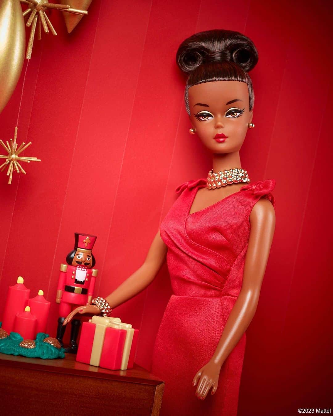 バービーさんのインスタグラム写真 - (バービーInstagram)「Come home for the holidays in festive fashion with Barbie ✨🎁 Unwrap a vintage-inspired surprise every day of the season with the 12 Days of Christmas Barbie doll!」11月16日 3時18分 - barbie