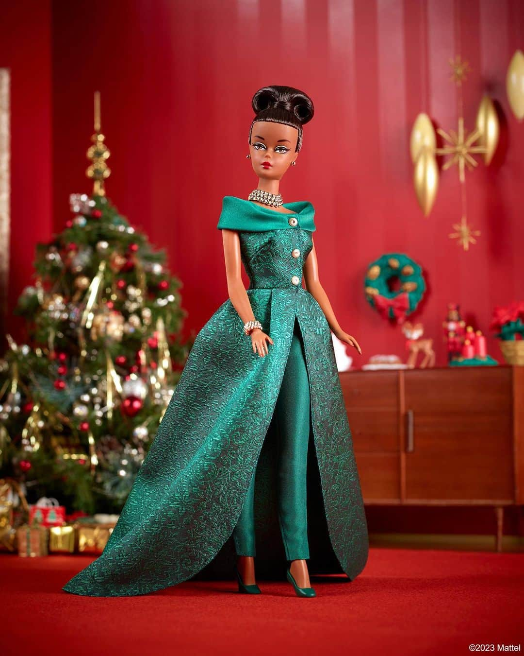 バービーのインスタグラム：「Come home for the holidays in festive fashion with Barbie ✨🎁 Unwrap a vintage-inspired surprise every day of the season with the 12 Days of Christmas Barbie doll!」