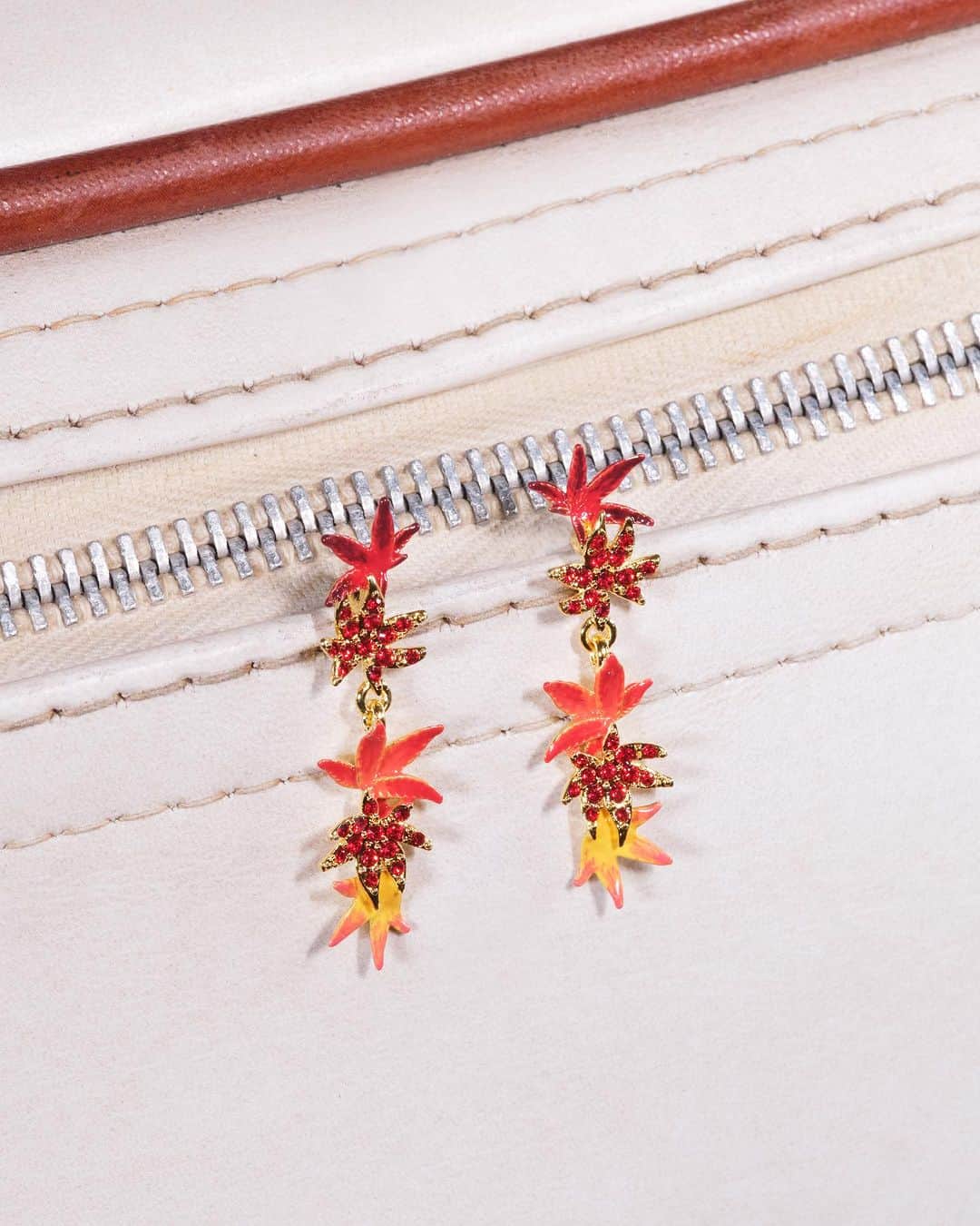 レネレイドのインスタグラム：「These maple leaf earrings feature hand-enamelled maple leaves in warm shades of red and orange, as well as maple leaves paved with sparkling crystals. 🍂」