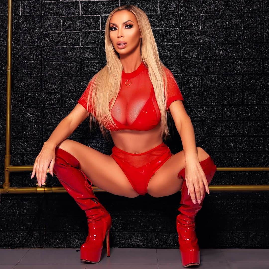 ニッキー・ベンツさんのインスタグラム写真 - (ニッキー・ベンツInstagram)「This is the cover of my rap album. What are you calling it?」11月16日 3時21分 - nikkibenz