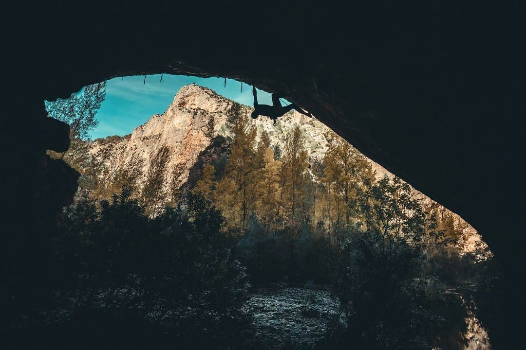 アダム・オンドラのインスタグラム：「✅ Parada De Los Mostruos 9a  ✅ El Maquinista 9a+/9b  Saturday was a great time for Montanejos and the cave La Cueva Negra (Spain 🇪🇸). There was another 9a  la Parada De Los Mostruos that I wanted to try onsight. The attempt was great; I made it really fresh up to the crux, where I was hesitating a little bit. Just before I set off again, the edge of the hold, where I had a kneebar snapped, resulting in my body falling down even though I could still hold on to my right arm 😏 I did not fall off, but my heel got tangled in the rope, which helped me a little bit. I decided that It was not ethical and stopped my attempt. I tried the moves on the crux, lowered down and sent it the next go. Partly redpointing, partly flashing 👊  I was a little disappointed, especially since I really did not get a chance to fight on my on m onsight try, but I think one must stick to the ethical standards. I was really impressed by the cave and especially the new projects that @dani_andrada_climb and @jonatan_flor have been putting up during the last weeks. Definitely the place to come back for💪  In the afternoon, I had the honor of climbing a new multi-pitch route (3 pitches up to 8b+) prepared by Hippie @climbing_attitude and the local climbing community😎  On Sunday, we were supposed to go on a different adventure, but we were forced to stay in Spain for a few more days as we found out that our van had a couple of broken glasses and some of the gear missing. It was a good excuse to come back to Pilas Alcalinas sector and try a long-standing project bolted by Pedro Pons 20 years ago 👌 I tried it once on Wednesday, and it felt almost impossible but totally amazing. I found some better beta, learned the moves, and after two more days of work, I made the first ascent of El Maquinista 9a+/9b 🙏  Thank you - the entire climbing community in Montanejos and Valencia! You made the trip absolutely unforgettable for our entire AO crew 💛  Pics by @pet.phot   #adamondra #AO #rockclimbing #climbing #climbinglife #montanejos #spain  @mammut_swiss1862 @lasportivagram @euroholds @rohlik.cz @mix.it  @sensfoods @hudysport @211_zpmvcr @horosvaz.cz @mercedesbenz_autojihlava  @sport_invest」