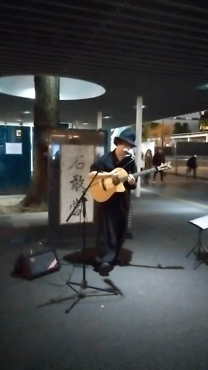 山さんのインスタグラム：「川崎路上ライブ 自分の曲しかやってないのに ノリノリな曲は子どもから酔っ払いのおじさんまで踊ってくれて バラードは女性の方が立ち止まってじっくり聴いてくれて 言葉関係なく海外の方が動画を撮ってくれて 動画を送ってくれるお友達までできて感謝  ここ数日で投げ銭はもちろん ワンマンチケットもFLAMINGSの帽子まで手に取ってくれる方も出会えて嬉しい  性に合ってる気がするので引き続き頑張ってみる🧙🏻‍♀️」