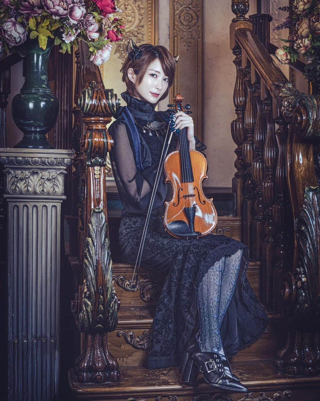 AYASAさんのインスタグラム写真 - (AYASAInstagram)「🖤💙 ririco:ramu様&東京飴屋爪粧様の作品撮影の時に着せていただいたabilletage様のお衣装が素敵すぎた🥰 お洋服のラインが美しすぎる✨ ・ ・ #abilletage  #リリコラム #ツノカチュ  #飴屋のネイルリング #キャットネイルリング  #Ayasa #バヨリン弾き #violinist  #violin #5弦バイオリン #gliga」11月16日 3時29分 - ayasa_doya