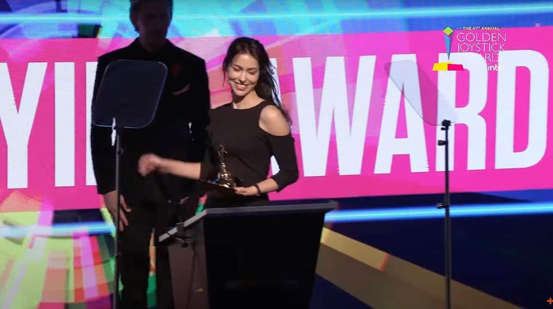 ステファニー・ヨーステンのインスタグラム：「Thinking back to the #goldenjoystickawards 💛 What a joy it was to take part in this live celebration of video games 🙏 Thank you for having me -  It was a pleasure to present the Still Playing Award to Hello Games for No Man’s Sky! Congratulations again to all winners and nominees - 2023 truly has been an amazing year for videogames 🔥」
