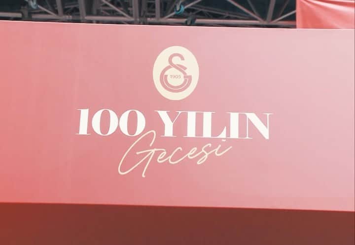 ガラタサライSKのインスタグラム：「🇹🇷 Cumhuriyetin 100'ü Galatasaray, Cumhuriyetin ilk asrını yuvasında kutladı!  Pınar Erbaş’ın sunuculuğunu yaptığı bu özel geceye devlet sanatçısı, rejisör ve koreograf Merih Çimenciler, Şef Orhan Şallıel yönetiminde performansını sergileyen NEF Filarmoni Orkestrası'nın yanı sıra Ulu Önder Atatürk’ün sevdiği şarkıların senfonik uyarlamasını söyleyen sanatçı Candan Erçetin, davetlilere Cumhuriyetimizin 100. yıl coşkusunu yaşattılar.  100 Yılın Gecesi'ne verdikleri değerli katkılarla @lexusturkiye, @hdisigorta ve @tacirleryatirim da bu özel gecede yerlerini aldılar.  🎥 Elde edilen tüm gelirlerin, Birlikte 1905 çatısı altında deprem bölgesinde kullanılacak olan ''100 Yılın Gecesi'' programının kısa bir özeti 👇」