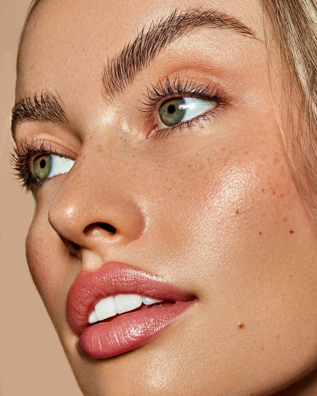 Taylor Howardのインスタグラム：「the eyes are the window to your soul 🪬 @natascha.lindemann @dafineneziri」